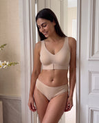 - BodyBloom Posture Bra beige visad på modell