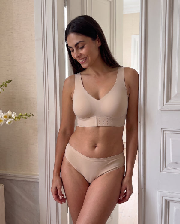 - BodyBloom Posture Bra beige visad på modell